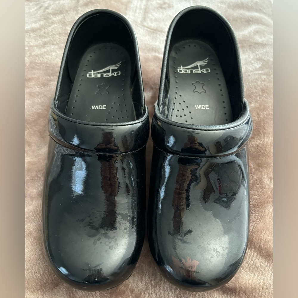 Professional Dansko, black leather clogs size 37 in excellent condition.